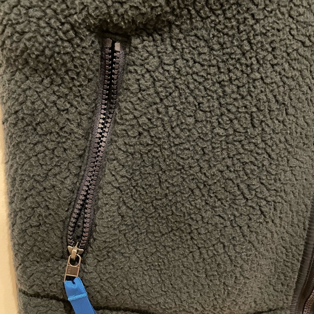 Men’s Patagonia Black Fleece Vest - Picture 3 of 5